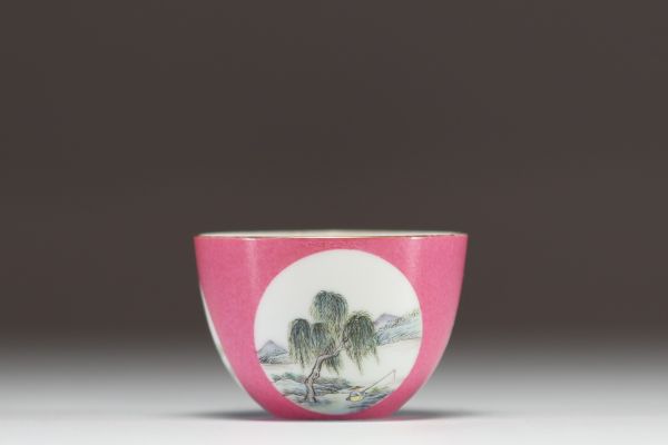 Chine - Petit bol en porcelaine polychrome famille rose, époque République, marque sous la pièce.