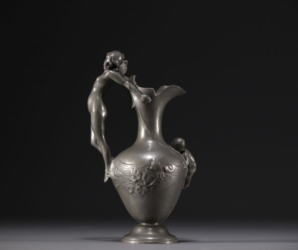 AKERMAN - Vase cruche en étain à décor d'elfe et de bébé, vers 1900.