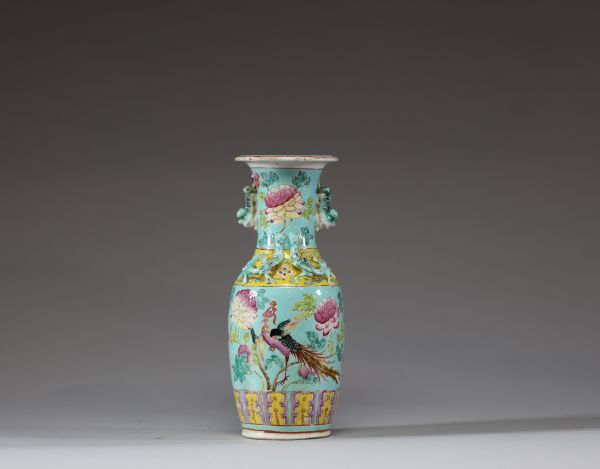 Chine - Vase en porcelaine polychrome famille rose à décor de pivoines et de phénix, XIXème.