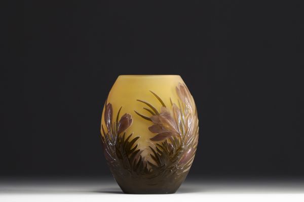 Émile GALLÉ (1846-1904) - Acid-etched multilayer glass vase with crocus decoration, signed.