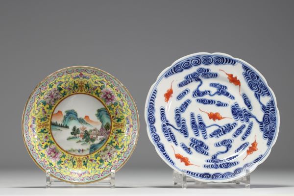 Chine - Paire d'assiette en porcelaine polychrome à décor de paysage, chauve souris et nuages, marque sous les pièces, époque XIXème.