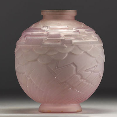 Charles SCHNEIDER (1881-1953) - Vase Art Déco à décor géométrique en verre teinté.