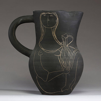 Jacques INNOCENTI (1926-1961) Grand pichet en céramique noire à décor de personnage féminin abstraits, Vallauris, vers 1950.