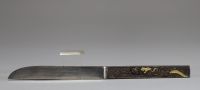 Japon - Suite de douze couteaux à fruits, manches kozuka en bronze et autres alliages métalliques, XIXème.