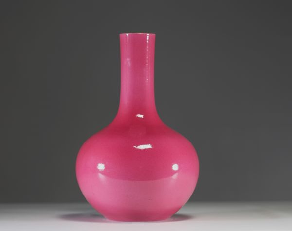 Chine - Vase bouteille en porcelaine monochrome à glaçure rubis, période République.