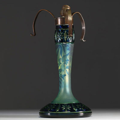 Val Saint Lambert - Pied de lampe en verre multicouche dégagé à l'acide et tallé à décor de glycines, signé.