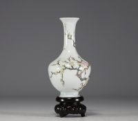 Chine - Vase en porcelaine de la famille rose à décor de branches fleuries, marque sous la pièce.