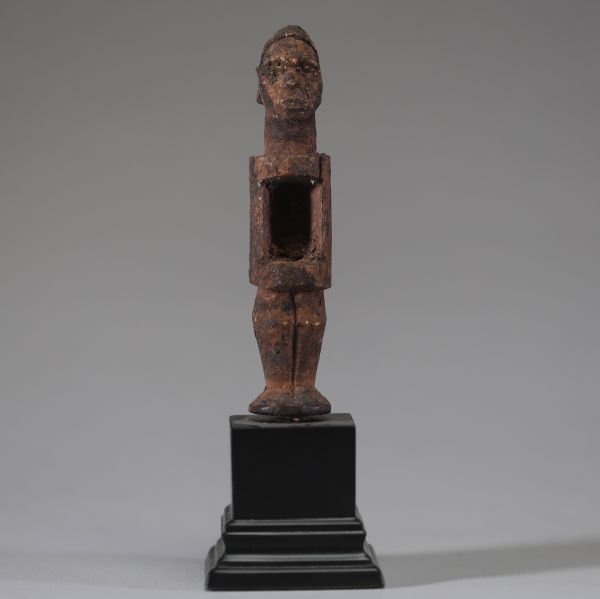 Afrique RDC - Amulette, charme Yaka en bois sculpté, Congo RDC, début XXème, sur socle.