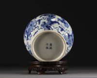 Chine - Vase en porcelaine bleu et blanc à décor de lions, marque Kangxi.