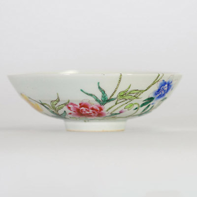 Bol en porcelaine de Chine famille rose à décor floral polychrome, portant une marque Xianfeng (1851–1861).