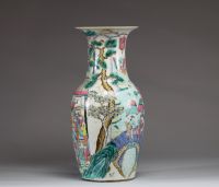 Chine - Vase en porcelaine polychrome famille rose à décor des cent enfants, XIXème.