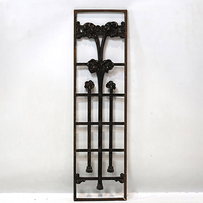 Hector GUIMARD (1867-1942) Grille en fonte de fer laquée noire à décor linéaire floral stylisé et ajouré.