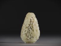 Chine - Pendentif en jade blanc sculpté et ajouré à décor d'animaux, époque XVIIIème.