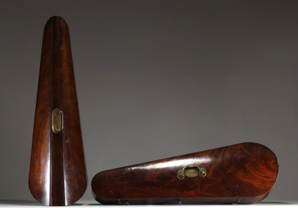Ensemble de deux beaux violons d'études et deux archets dans leurs coffres en bois, France, vers 1900.