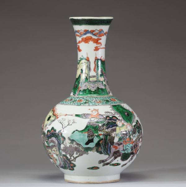 Chine - Vase en porcelaine à décor polychrome de la famille verte, style Kangxi, décor de guerriers