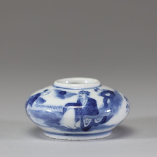 Chine, XVIIIe siècle Encrier en porcelaine bleu et blanc à décor de sage et d’enfant