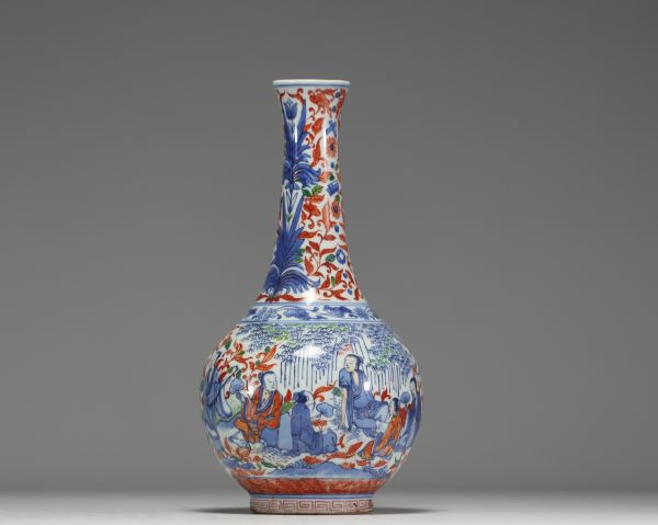 Chine - Vase en porcelaine polychrome à décor de personnages, époque XVIIème.