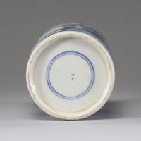 Chine – Vase bouteille en porcelaine bleu blanc, décor de lettrés et d’un dignitaire accompagné de son cheval, sous les pins et les nuages stylisés, marque double cercle sous la base, période Qing, XI