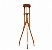 Travail Art nouveau belge – Sellette en bois blond  Élégante sellette en bois blond, typique de l’Art nouveau belge, caractérisée par une grande légèreté visuelle et une précision d’exécution remarquable. Chaque pied est orné d’une séquence de trois ouvertures circulaires, disposées de manière proportionnelle, du plus petit au plus grand – un motif répétitif et structuré qui renforce l’unité visue