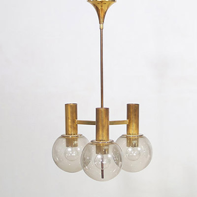 Hans-Agne JACOBSSON (1919-2009) Lustre en laiton doré et globes en verre fumé, édition Markaryd, vers 1960.