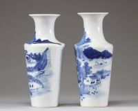 Chine – Paire de vases en porcelaine bleu blanc à décor de paysages, marque Kangxi