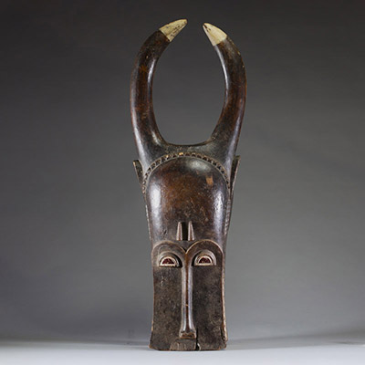 Afrique - Imposant masque heaume « bo nun amuin » Baoulé en bois sculpté polychrome, Côte d'Ivoire.