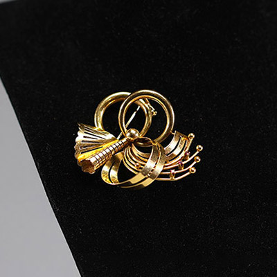 Broche en or jaune 18ct, noeuds et cercles, sertie de trois petits rubis, 15,5gr.