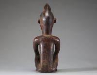 Afrique RDC - Statue Bembé en position assise en bois sculpté, belle patine d'usage, Congo RDC.