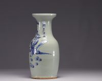 Vase en porcelaine bleu blanc sur fond céladon à décor de personnages et de chauve-souris, XIXe siècle.