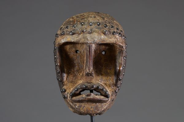 Afrique - Masque de justice Kran en bois sculpté et clous de tapissier, Côte d’Ivoire, 1ère moitié XXème.