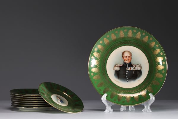 Ensemble de neuf assiettes en porcelaine à l'effigie des empereurs Napoléon et Alexandre 1er, manufacture impériale de porcelaine IFZ, Russie, XIXème.