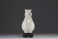 Chine - Vase en porcelaine monochrome blanche craquelée sur socle en bois, XIXème.