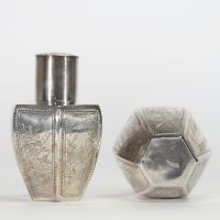 Paire de pots à thé en argent massif à décor gravé, Chine, XIXe siècle Paire élégante de pots à thé hexagonaux en argent massif, chaque face finement gravée de motifs floraux, d'oiseaux en vol ou perc