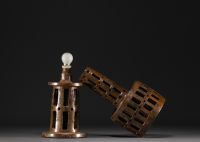 Lampe brutaliste en céramique vernissée et ajourée, vers 1960.
