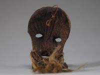 Afrique RDC - Ancien masque Lega / Warega en os poreux d’éléphant et raphia, Congo RDC, 1ère moitié XXème.