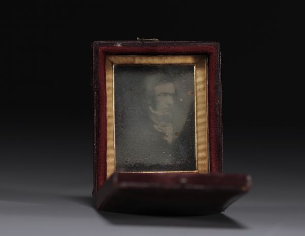 Ancienne petite boite à souvenir renfermant un miroir photo d'un gentilhomme. XIXème.