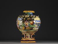 Vase urne Albarello en majolique à décor de scènes à l'antique.