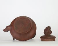 Chine, théière en grès de Yixing à anse surélevée et couvercle orné d’un lion bouddhique, XIXe siècle Théière de forme aplatie en terre cuite brune de Yixing, à anse haute ondulante et bec verseur en 