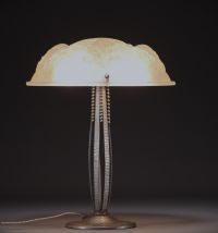 MULLER frères Lunéville - Lampe Art Déco, coupole en verre sablé à décor de fruits, pied à décor de perles.
