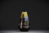 Émile GALLÉ (1846-1904) Vase en verre multicouche dégagé à l'acide à décor Vosgiens, signé à la base du décor.