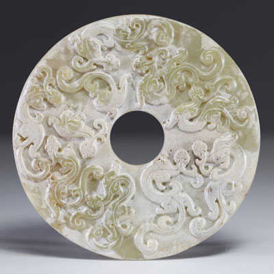 Chine - Disque Bi en jade altéré sculpté vert clair à décor de dragons, Royaume Combattants, dynastie Han.