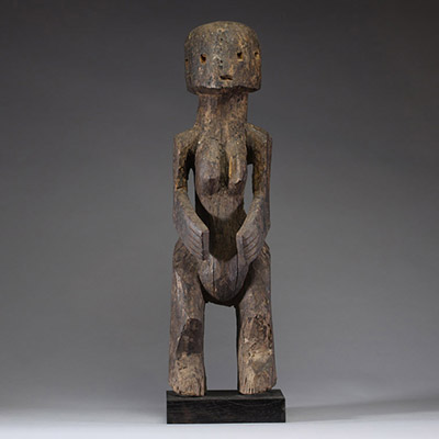 Afrique - Grande statue Chamba en bois dense et ancien, Nigéria, 1ère moitié XXème ou antérieur.