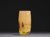 DAUM Nancy - Petit vase en verre nuancé et émaillé à décor de voiliers, signé sous la base.