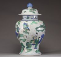 Chine – Importante potiche couverte en porcelaine polychrome, dite « famille verte », à décor de personnages et paysages. Marque au double cercle sous la base.