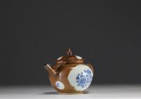 Chine - Théière en porcelaine sur fond brun capucin à décor floral blanc bleu, période Qianlong, XVIIIème