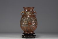 China - Hu porcelain vase in imitation of archaic bronze vases, chimera head handles, frieze in imitation cloisonné enamels on a bronze background, mark under the piece.