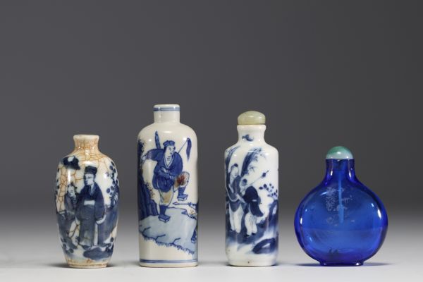 Chine - Ensemble de quatre tabatières, trois en porcelaine blanc bleu et une en verre de Pékin.