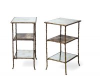 Maison Baguès (attribué à) Paire de bouts de canapé à trois plateaux en laiton doré et verre églomisé 1970