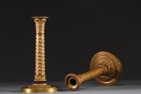 Paire de bougeoirs en bronze ciselé et doré d'époque Restauration, vers 1830.