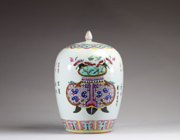 Chine - Potiche couverte en porcelaine polychrome famille rose à décor de mobilier, de fleurs et de calligraphies, XIXème.